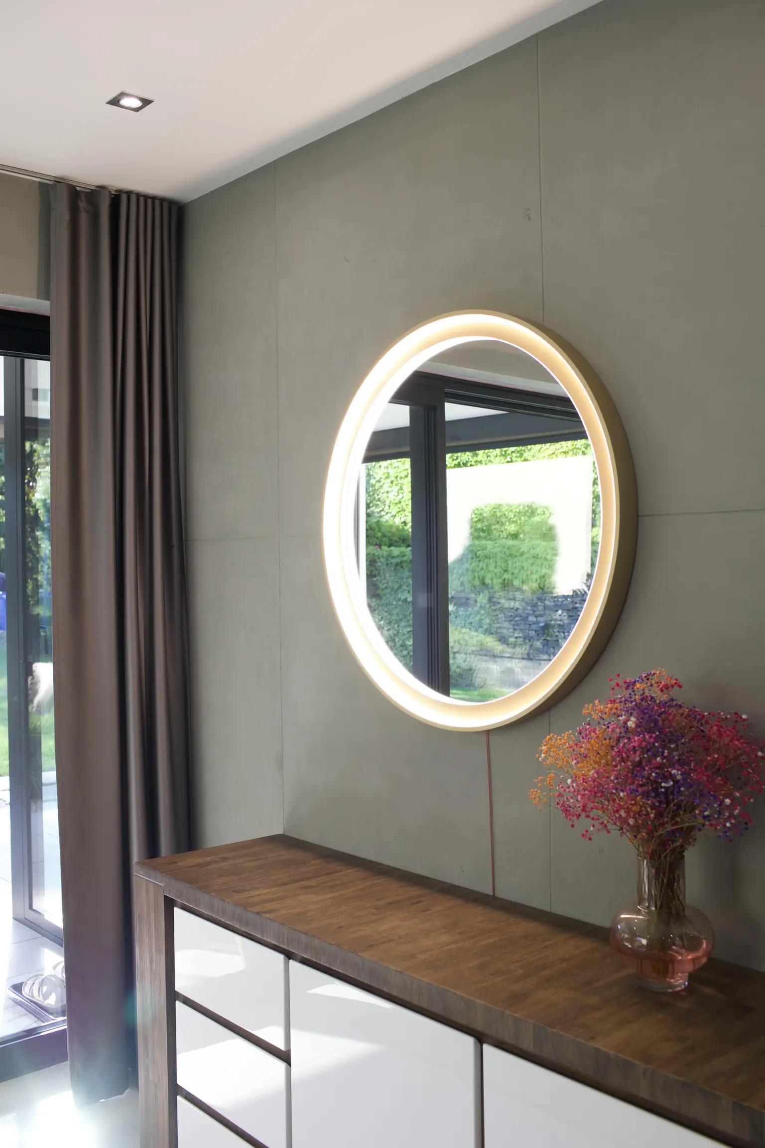 S osvetlením tváre a rámu